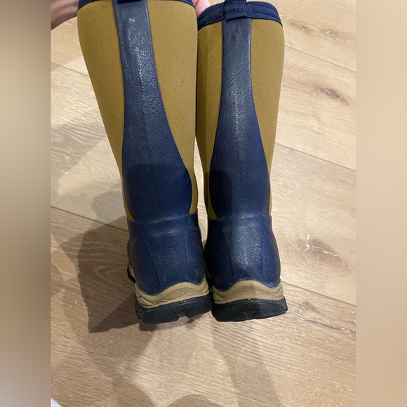 Kid’s Rugged II Muckboot. Winterboot/Waterproof. Size 12. - Picture 6 of 13